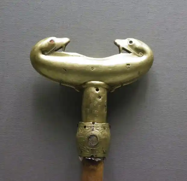 Phallic design on a tau crosier